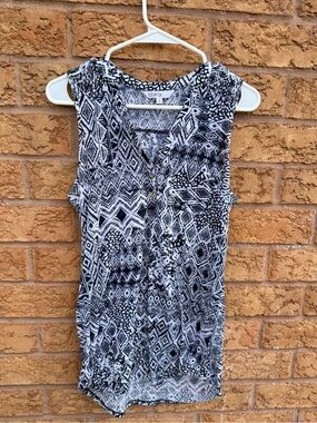 10/$25 • Cleo Black & White Printed Sleeveless V-Neck Top